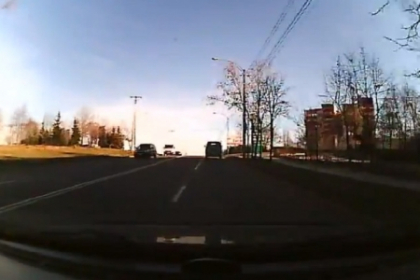 Moartea a trecut MILIMETRIC pe langa ea. Imagini incredibile filmate pe o strada din Chisinau Moartea a trecut MILIMETRIC pe langa ea. Imagini incredibile filmate pe o strada din Chisinau