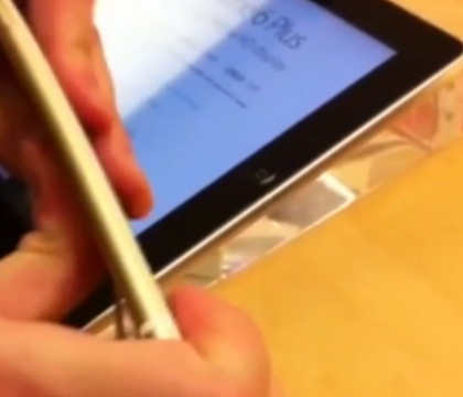 Doi pusti au intrat in mai multe magazine Apple, pentru a testa daca iPhone 6 se indoaie. Ce se intampla cu telefonul