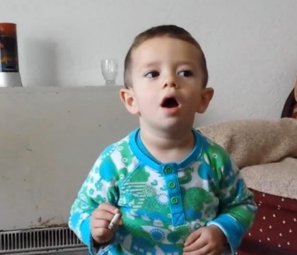 Imaginile care au revoltat tot internetul. Un copil este incurajat de adulti sa fumeze. VIDEO