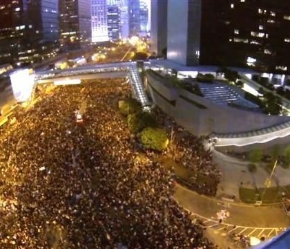 Protestele din Hong Kong, surprinse cu o drona. Poza tanarului care sfideaza fortele cu o umbrela a ajuns un simbol. VIDEO