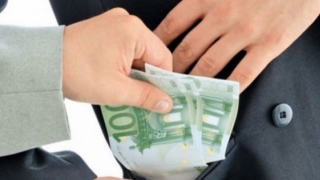 Un politist din Chisinau, arestat pentru ca ar fi luat mita de la un sofer Un politist din Chisinau, arestat pentru ca ar fi luat mita de la un sofer