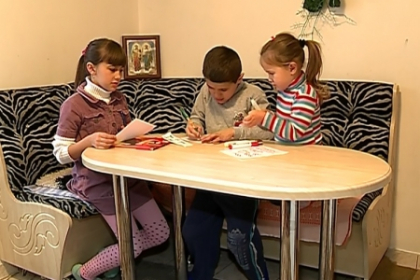 DARUIESTI SI CASTIGI. Cum s-a schimbat viata celor trei frati din Cricova DARUIESTI SI CASTIGI. Cum s-a schimbat viata celor trei frati din Cricova