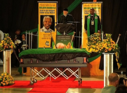 Sicriul cu trupul neinsufletit al lui Mandela a ajuns in satul sau natal, transportat cu un avion militar Sicriul cu trupul neinsufletit al lui Mandela a ajuns in satul sau natal, transportat cu un avion militar
