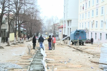 Strada pietonala prinde contur. Muncitorii au inceput sa puna primele pietre pentru pavaj Strada pietonala prinde contur. Muncitorii au inceput sa puna primele pietre pentru pavaj