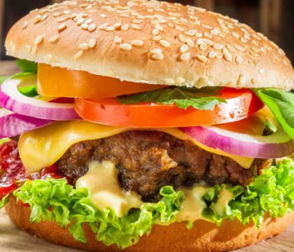 Ce contin hamburgerii din "carne de om" gatiti de un chef din Marea Britanie. S-a inspirat din marturiile unor canibali