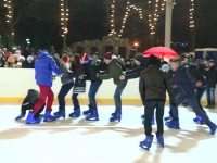 Patinoarul din PMAN a fost deschis. Cazaturile pe gheata au fost una dupa alta Patinoarul din PMAN a fost deschis. Cazaturile pe gheata au fost una dupa alta