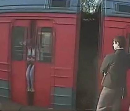 Femeie obligata sa calatoreasca 5 kilometri cu capul prins intre usile unui tren. VIDEO