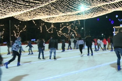 Distractie in Piata la miezul noptii. Cum se inghesuie oamenii pe noul patinoar. VIDEO