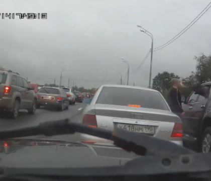 VIDEO. Cea mai bizara confruntare in trafic surprisa de camere. Cu cine a dat nas in nas un sofer nervos VIDEO. Cea mai bizara confruntare in trafic surprisa de camere. Cu cine a dat nas in nas un sofer nervos