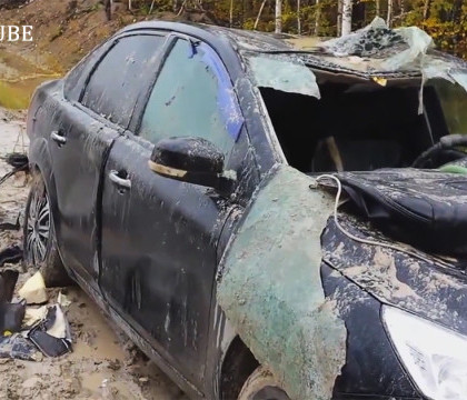VIDEO. Razbunarea unui urs din Siberia: i-a distrus masina vanatorului care il impuscase in picior VIDEO. Razbunarea unui urs din Siberia: i-a distrus masina vanatorului care il impuscase in picior