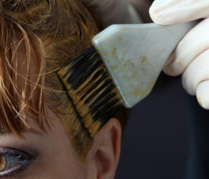 Si-a vopsit parul acasa, dupa care a fost internata in stare grava. Reactia alergica i-a pus viata in pericol