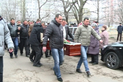 Femeia ucisa in fata blocului sau, condusa pe ultimul drum. Oamenii, zguduiti de cele intamplate