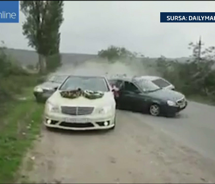 VIDEO. Cursa de masini la o nunta din Rusia incheiata cu un carambol. Toti nuntasii implicati in accident si mirii au fost raniti VIDEO. Cursa de masini la o nunta din Rusia incheiata cu un carambol. Toti nuntasii implicati in accident si mirii au fost raniti