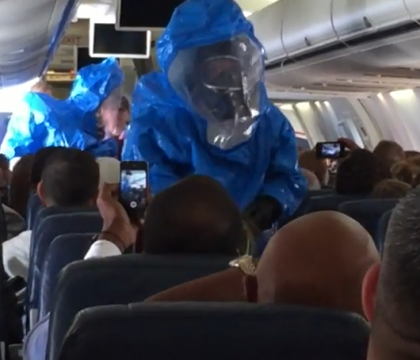 VIDEO. Un american a strigat ca are Ebola intr-un avion cu 290 de pasageri. Imagini cu momentele de panica create in aeronava VIDEO. Un american a strigat ca are Ebola intr-un avion cu 290 de pasageri. Imagini cu momentele de panica create in aeronava