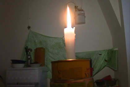 Nu au nici caldura, nici lumina. Locatarii unei mansarde din capitala se incalzesc la lumanare Nu au nici caldura, nici lumina. Locatarii unei mansarde din capitala se incalzesc la lumanare