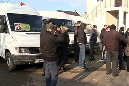 Protest pe o ruta de microbuz din Dumbrava. Soferii refuza sa munceasca: Ce ii nemultumeste Protest pe o ruta de microbuz din Dumbrava. Soferii refuza sa munceasca: Ce ii nemultumeste