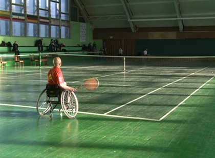 Au jucat tenis de camp intr-un scaun cu rotile. Competitie inedita organizata in premiera la Chisinau Au jucat tenis de camp intr-un scaun cu rotile. Competitie inedita organizata in premiera la Chisinau