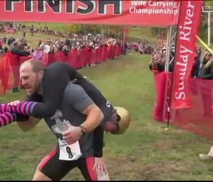Concursul de carat nevestele in spate, sport international. In SUA, cuplul castigator a plecat acasa cu greutatea ei in bere