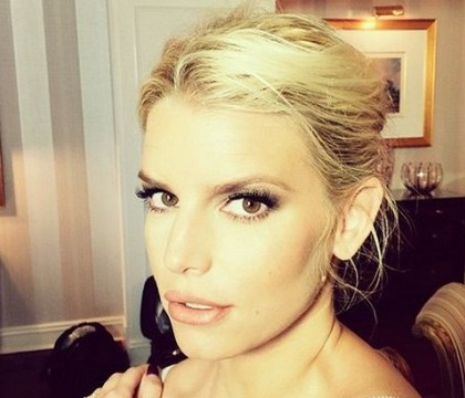 1.000 de dolari saptamanal doar pe gene false. Pretul frumusetii pentru Jessica Simpson 1.000 de dolari saptamanal doar pe gene false. Pretul frumusetii pentru Jessica Simpson
