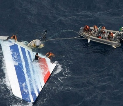 Rezultatele unei noi investigatii: Doi dintre pilotii avionului Airbus 330, prabusit in Atlantic, dormeau la impact