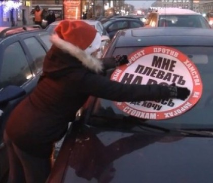 O grupare din Rusia ii penalizeaza pe soferii care parcheaza ilegal. Reactia celor umiliti in public