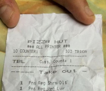 Angajarii unui restaurant Pizza Hut din Singapore, nevoiti sa-si ceara scuze. Ce au scris pe nota de plata a unei femei Angajarii unui restaurant Pizza Hut din Singapore, nevoiti sa-si ceara scuze. Ce au scris pe nota de plata a unei femei