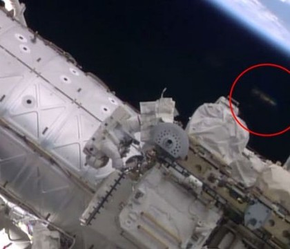 Un obiect zburator neidentificat ar fi fost filmat de NASA langa Statia Spatiala Internationala. VIDEO Un obiect zburator neidentificat ar fi fost filmat de NASA langa Statia Spatiala Internationala. VIDEO