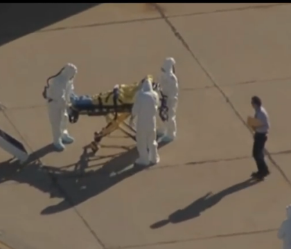 Un barbat din Statele Unite s-a expus virusului Ebola avand drept "protectie" doar o mapa. Incidentul a fost filmat pe un aeroport