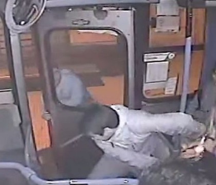 VIDEO. Situatia amuzanta in Chile. Ce s-a intamplat cu un hot care a incercat sa fure o geanta din autobuz VIDEO. Situatia amuzanta in Chile. Ce s-a intamplat cu un hot care a incercat sa fure o geanta din autobuz