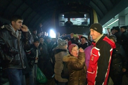SCANDAL la Gara Feroviara din capitala: Zeci de oamenii au blocat trenul Chisinau-Ungheni SCANDAL la Gara Feroviara din capitala: Zeci de oamenii au blocat trenul Chisinau-Ungheni