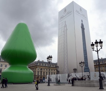 O sculptura in forma de jucarie erotica, expusa in Paris, a provocat scandal. Artistul a fost palmuit, iar opera, vandalizata O sculptura in forma de jucarie erotica, expusa in Paris, a provocat scandal. Artistul a fost palmuit, iar opera, vandalizata