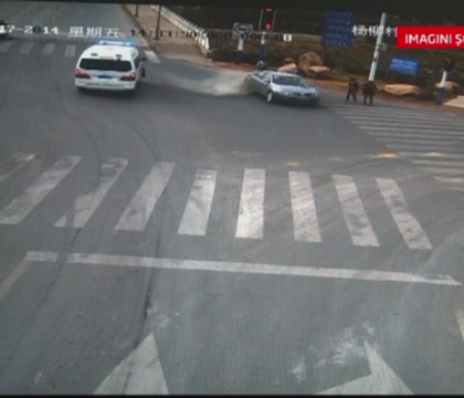 Accident groaznic in China. Doi pietoni care asteptau la semafor au fost spulberati de o masina