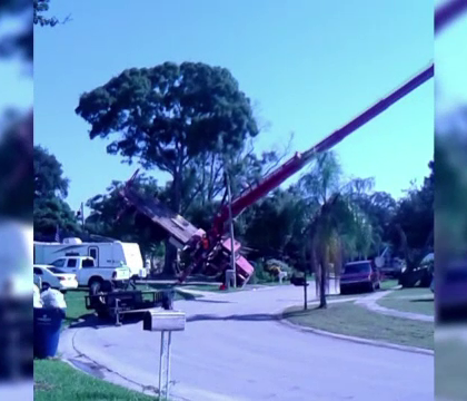 VIDEO. O macara adusa sa indeparteze un copac doborat de furtuna s-a prabusit peste o casa si cateva masini, in Florida VIDEO. O macara adusa sa indeparteze un copac doborat de furtuna s-a prabusit peste o casa si cateva masini, in Florida