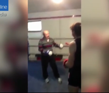 VIDEO. Momentul in care un boxer profesionist este darmat dintr-un pumn de un batran VIDEO. Momentul in care un boxer profesionist este darmat dintr-un pumn de un batran