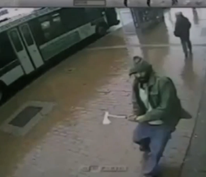 Un barbat a atacat 4 politisti cu un TOPOR in New York. Agresorul a fost impuscat mortal Un barbat a atacat 4 politisti cu un TOPOR in New York. Agresorul a fost impuscat mortal