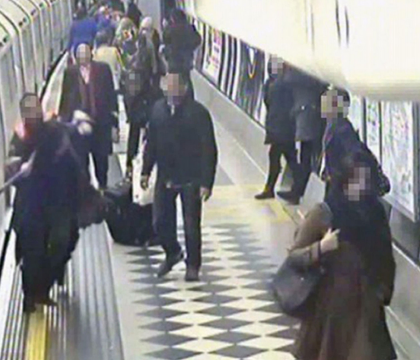 Si-a prins esarfa intre usile unei garnituri de tren. Cum a fost salvata femeia dupa ce metroul a pornit