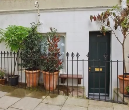Cea mai mica locuinta din Londra a fost vanduta cu 275.000 de lire. Casa este o fosta florarie si are 17 metri patrati