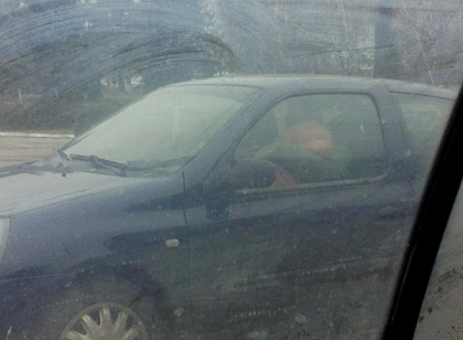 Doar in Moldova se intampla asa. Ce tine in brate un sofer, chiar in timp ce conduce