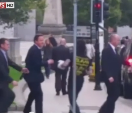 Momentul in care premierul britanic, David Cameron, e impins de un barbat in Leeds. VIDEO Momentul in care premierul britanic, David Cameron, e impins de un barbat in Leeds. VIDEO