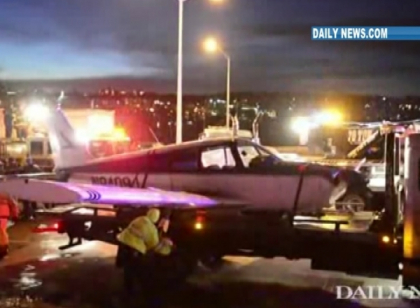 Un avion a aterizat pe o autostrada aglomerata din New York: "E o minune ca nimeni nu a avut de suferit" Un avion a aterizat pe o autostrada aglomerata din New York: "E o minune ca nimeni nu a avut de suferit"