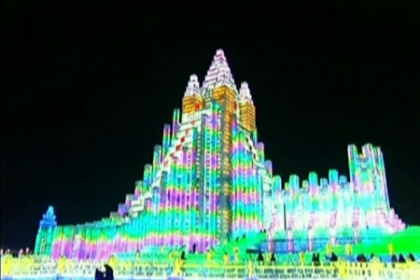Spectacol feeric in China. Sute de statui din gheta au infrumusetat un oras glaciar Spectacol feeric in China. Sute de statui din gheta au infrumusetat un oras glaciar