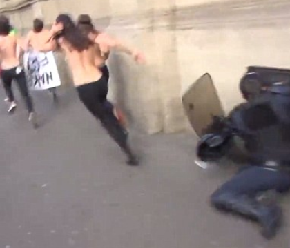 Un politist francez s-a izbit de un zid incercand sa prinda activistele FEMEN care au alergat topless prin Paris. VIDEO Un politist francez s-a izbit de un zid incercand sa prinda activistele FEMEN care au alergat topless prin Paris. VIDEO