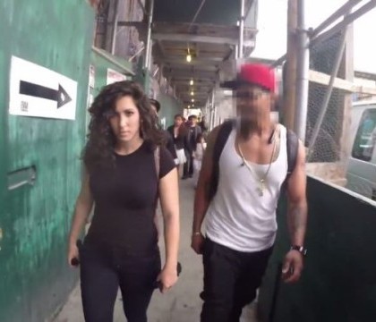 S-a filmat o zi intreaga in timp ce merge singura pe strada. Ce reactii au barbatii atunci cand o vad. VIDEO S-a filmat o zi intreaga in timp ce merge singura pe strada. Ce reactii au barbatii atunci cand o vad. VIDEO