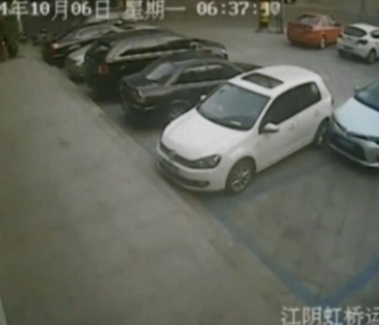 VIDEO. Soferul din China care a lovit de 15 ori o alta masina, in timp ce incerca sa iasa din parcare