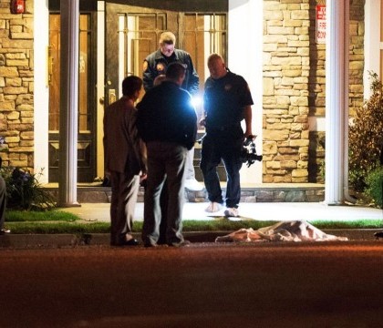 Corpul unei femei decapitate a fost tarat prin New York. Trecatorii au crezut ca e o farsa de Halloween Corpul unei femei decapitate a fost tarat prin New York. Trecatorii au crezut ca e o farsa de Halloween