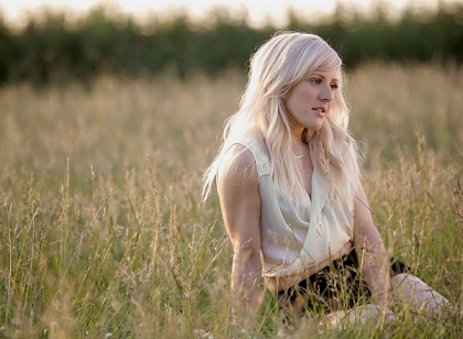 "‹Ellie Goulding a lansat un nou clip, la piesa "Goodness Gracious". Vezi VIDEO