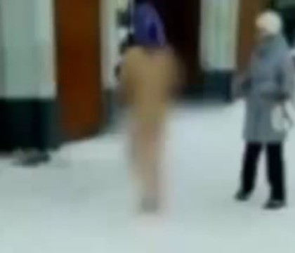 VIDEO. Motivul pentru care o mama si bebelusul ei merg complet goi la -12 grade Celsius, printr-un oras din Siberia VIDEO. Motivul pentru care o mama si bebelusul ei merg complet goi la -12 grade Celsius, printr-un oras din Siberia
