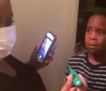 "Uite, are Ebola". Reactia unui copil, care este pacalit de propria mama ca are temuta boala. VIDEO "Uite, are Ebola". Reactia unui copil, care este pacalit de propria mama ca are temuta boala. VIDEO