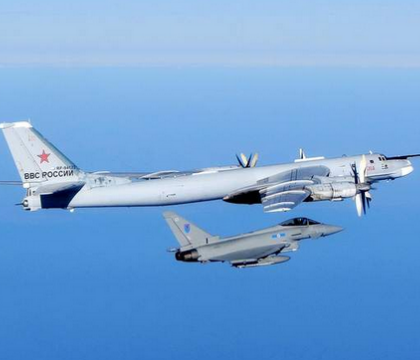 Marea Britanie a interceptat un bombardier rus care se apropia de spatiul sau aerian. Reactia NATO la incidentele recente