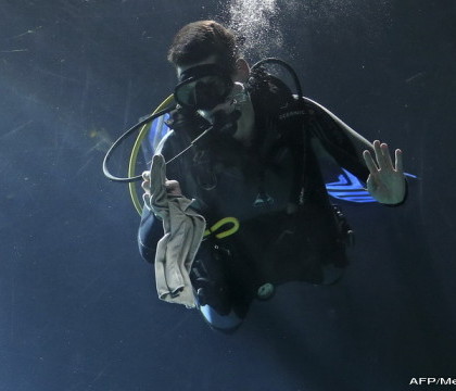 FOTO. Cel mai infricosator selfie. Cine apare in imagine, alaturi de acest scafandru FOTO. Cel mai infricosator selfie. Cine apare in imagine, alaturi de acest scafandru